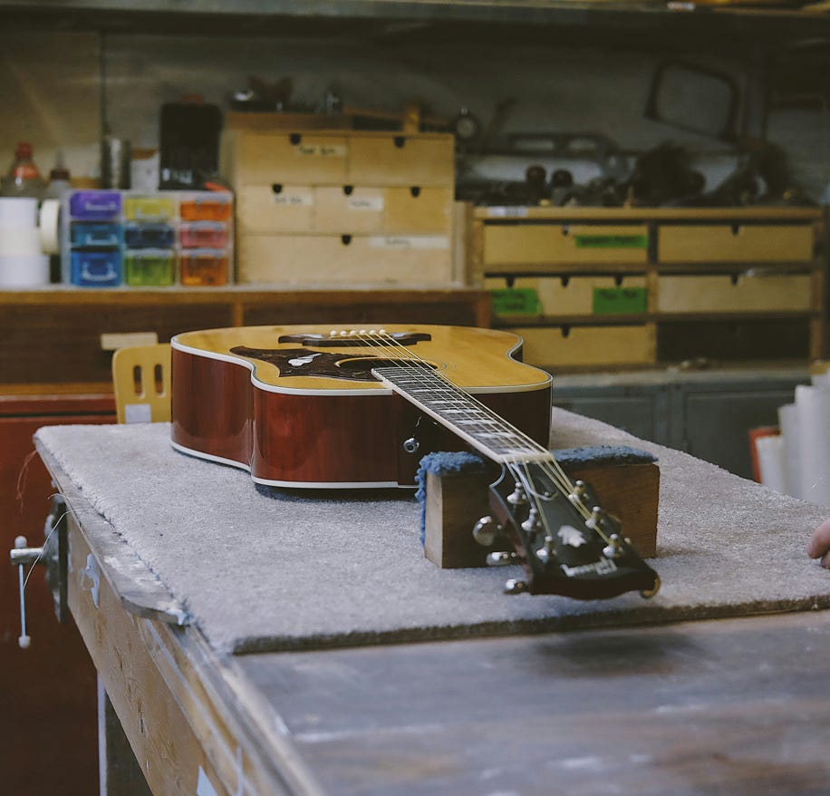 Guitare Marron Et Rouge